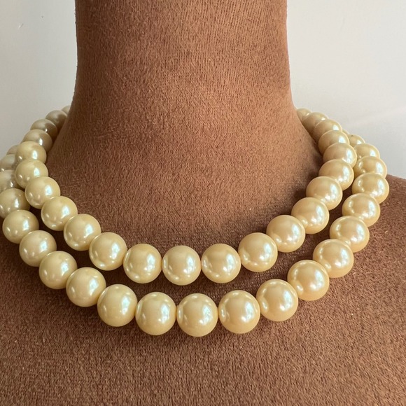 Jewelry - Vtg Double Strand Cream Faux Pearl Necklace Gold Shell Charm 16-19in Old Money